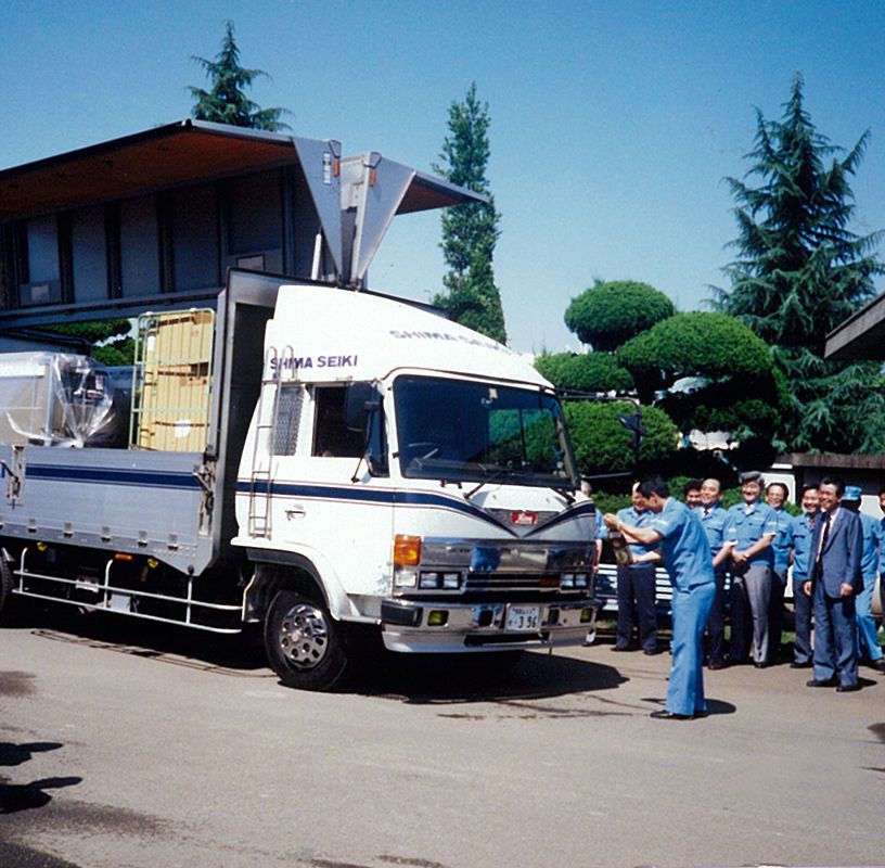 The second generation of computerized flat knitting machines