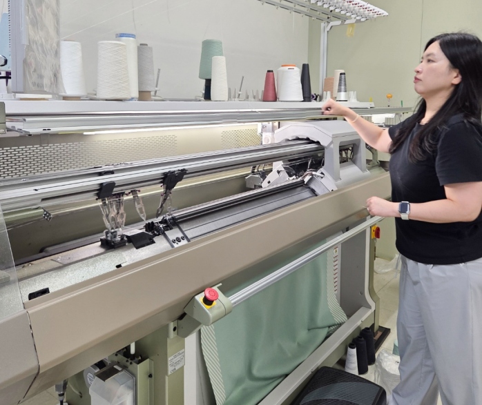 flat knitting machine and Ms.Ko