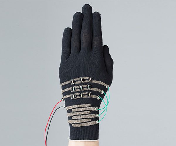 Power storage light-emitting gloves